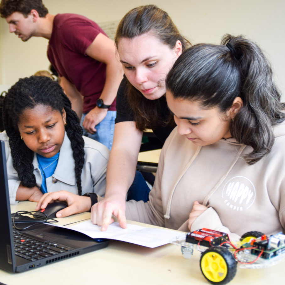 Geweldige kickoff van Girls'Day bij HAN Technische Academies! 😃 Ons doel? Door middel van boeiende workshops willen we meer meiden uit havo/vwo 1+2 enthousiast maken voor de talloze mogelijkheden binnen bèta, techniek en IT. #GirlsDay #changemakers #HANnl #techniek #beta #IT