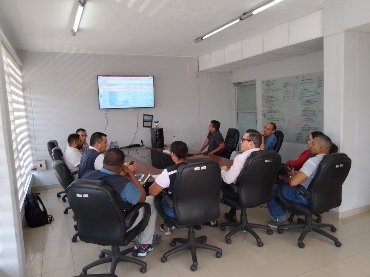 APEsmeraldas's tweet photo. Importante reunión de trabajo entre representantes de @ObrasPublicasEc , @fxmoncayoraad , Gerente General de @APEsmeraldas y su equipo de trabajo, con el objetivo de articular acciones en conjunto que vayan en beneficio de la cadena logística Portuaria. https://t.co/4MimQ61hkJ