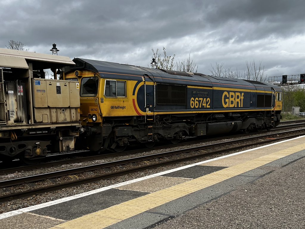 A nice easy day of Nuneaton - Leamington trips before some more time off! 196004 at Kenilworth with dwell time and 66742 waiting time at Leamington Spa!