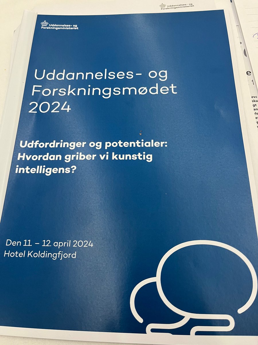 Spændende oplæg på U&F-mødet om AI. Skaber uanede potentialer, men også risici i uddannelse og forskning. Viljen er stor til at finde fælles løsninger. Handler om tillid, kvalitet og ikke mindst fremtidens kompetencer. I @ACakademikerne er vi klar til at bidrage #uddpol