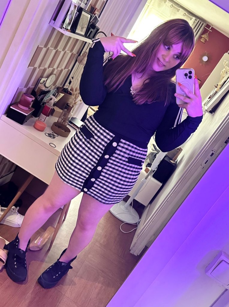 do i look good with a skirt?💖