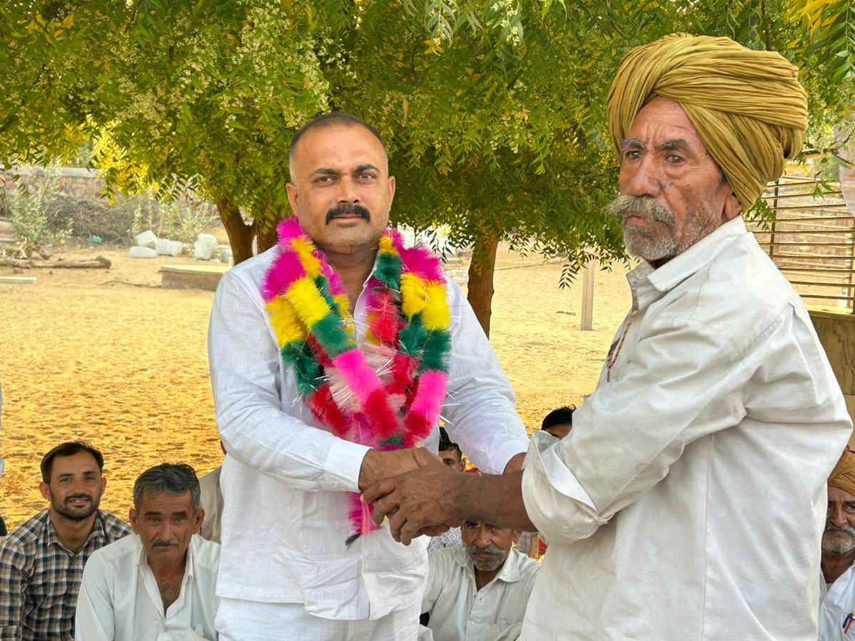 आज बाड़मेर जैसलमेर बालोतरा लोकसभा क्षेत्र के ग्राम #घोनिया में राजपूत मेघवाल समाज के ग्रामवासियों की "सामाजिक सौहार्द" को लेकर मीटिंग में शामिल होकर संबोधित किया एवम् निर्दलीय प्रत्याशी <a href="/RavindraBhati__/">Ravindra Singh Bhati</a> विधायक शिव) के समर्थन में वोट करने की अपील की! <a href="/BmpRajsthan/">BMP Rajsthan बहुजन मुक्ति पार्टी राजस्थान</a> <a href="/kmm_bharat/">क्षत्रिय मूलनिवासी महासंघ (खत्तिय महासंघ)</a>