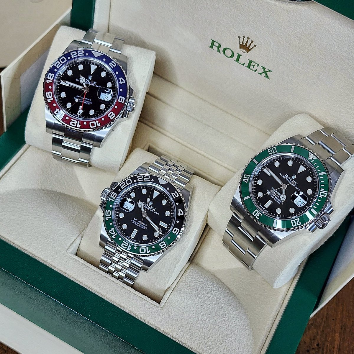 MT_Timepieces's tweet photo. What's your drink....Pepsi, Sprite or Starbucks 🤔
#mt_timepiece #mtimevault #wotd #rolex #rolexwatch #rolexcollector #rolexwrist #daytona #rolexgmt
#rolexwatches #rolexexplorer #rolexaholics #rolex24 #rolexsubmariner #rolexdaytona #rolexforums #rolexlover #rolexforsale https://t.co/P3vOc0Nnex