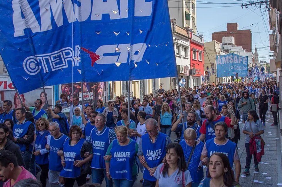 radiolt10's tweet image. #AMSAFE aceptó la propuesta del Gobierno Provincial ► lt10.com.ar/noticia/431961…