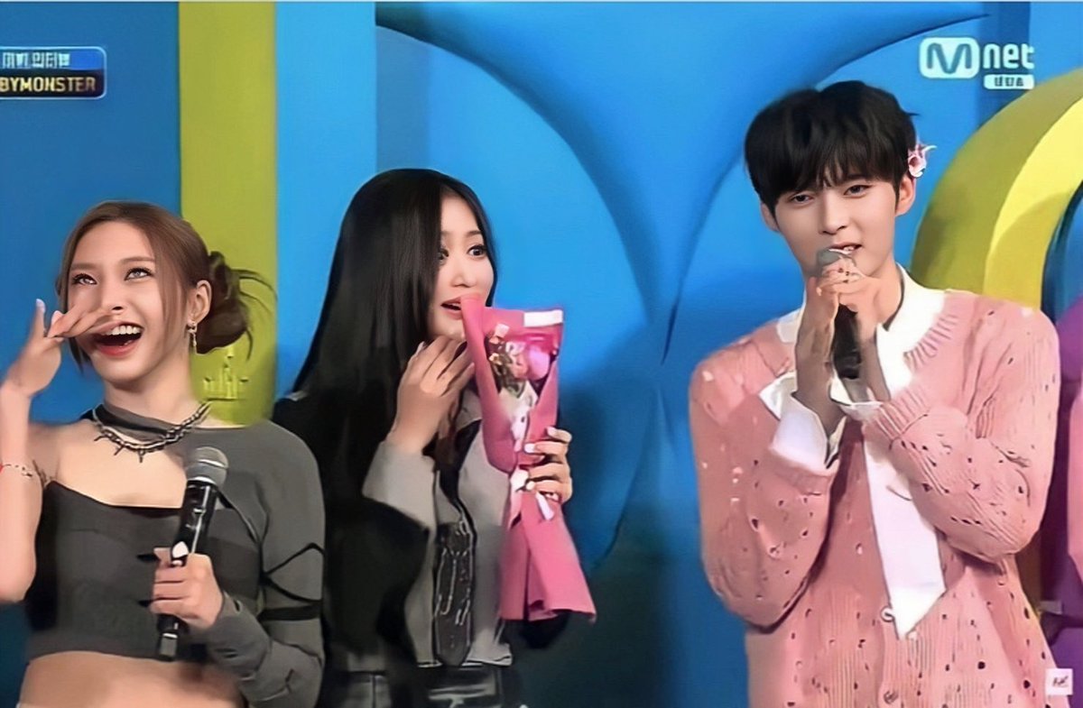 chiquita's reaction when hanbin gave the flower to ahyeon, LMAO😭