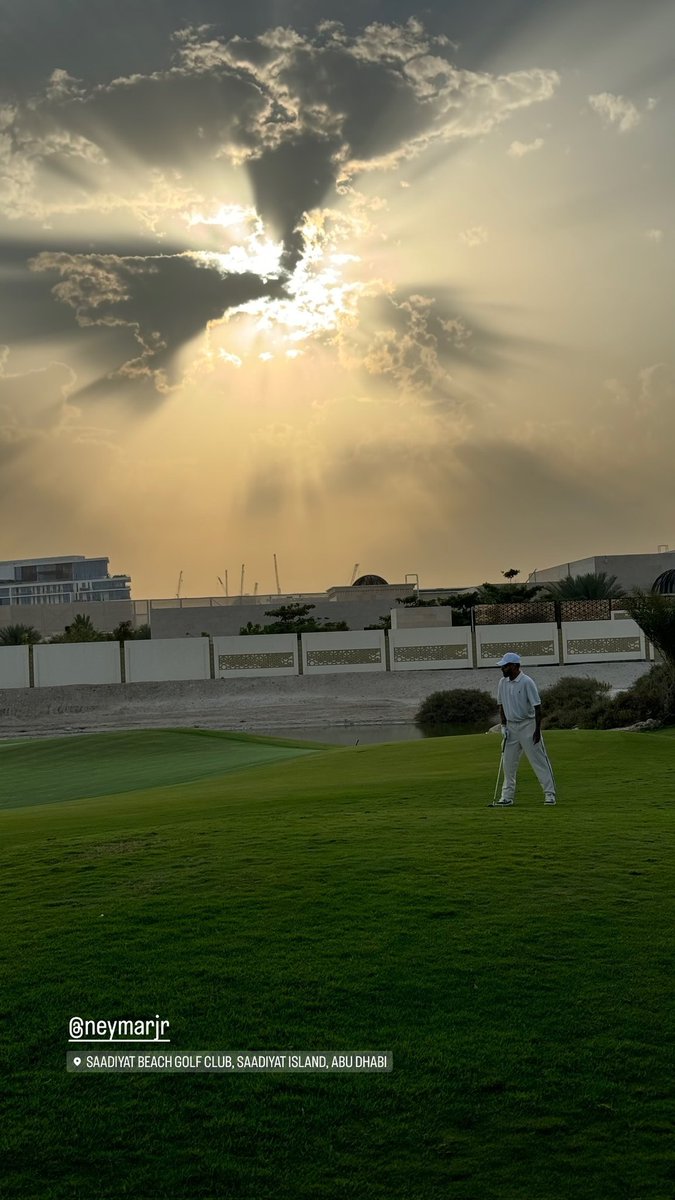 Neymar aproveitou que tá em Abu Dhabi e foi jogar um golfzinho de leves.