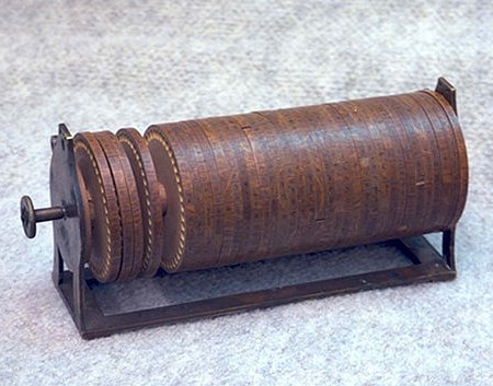 sevinpuzzles's tweet photo. Today in Puzzling History - While better known for his role in writing the Declaration of Independence and serving as the 3rd U.S. president, did you know that birthday boy Thomas Jefferson (born 1743) also dabbled in cryptography? He invented this wheel-based encryption device👇 https://t.co/3PI3IHvmdo