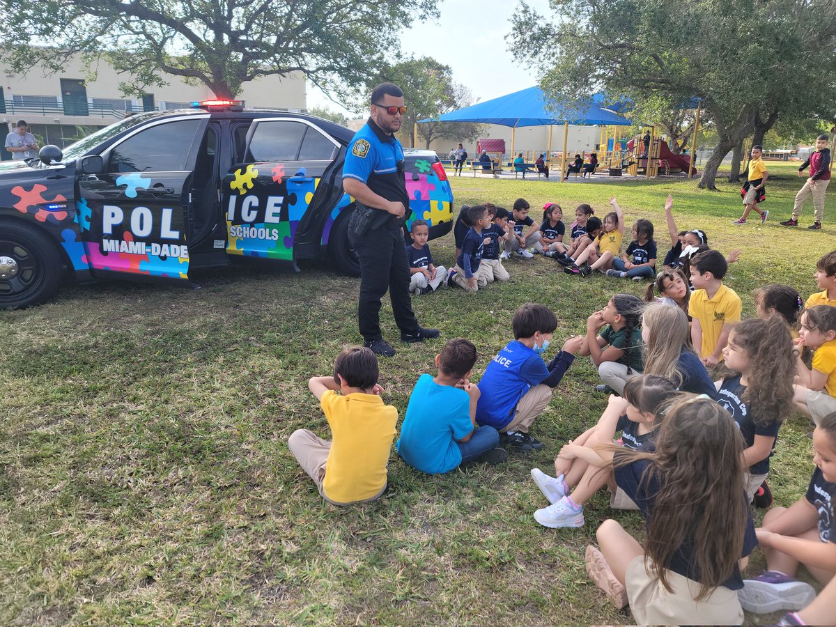 Kindergarten lesson led by our Kindergarten Cop Officer Fajardo #AutismAwarenessMonth #YourBestChoiceMDCPS #yourbestchoicegloriafloydelementary