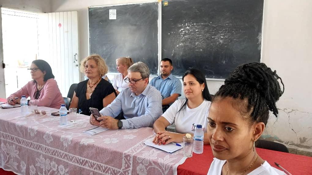 Ministro @WalterBG_MES de visita en Las Tunas, sostiene encuentro con profesores del Centro Universitario Municipal de Jesús Menéndez de la @ULTCuba 🗣️ Excelente diálogo en post de continuar avanzando por la excelencia de la Educación Superior en #Cuba 🇨🇺 📸 Yithsell Satiesteban