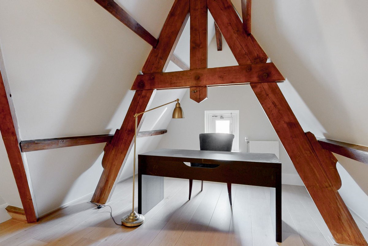 🔍 Dit luxe penthouse in Leiden was onderdeel van de rechtenfaculteit in Leiden 🎓 Wij zijn vooral benieuwd hoe je achter je bureau komt in deze opstelling🙈👇

Check: t.ly/FmFJ5

#Binnenkijker #Leiden #penthouse #monumentaal #Funda #TeKoop