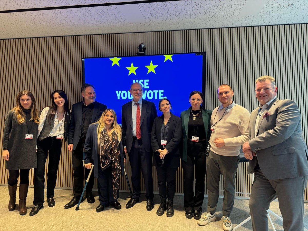 ✨🇪🇺 @annafavella , Benedetta De Luca Aurora Ramazzotti a Bruxelles al Parlamento europeo. Tre ospiti interessate e coinvolte nel suggerire come comunicare al meglio l’Europa ai giovani nel quadro della campagna #UsaIlTuoVoto. Grazie !!!