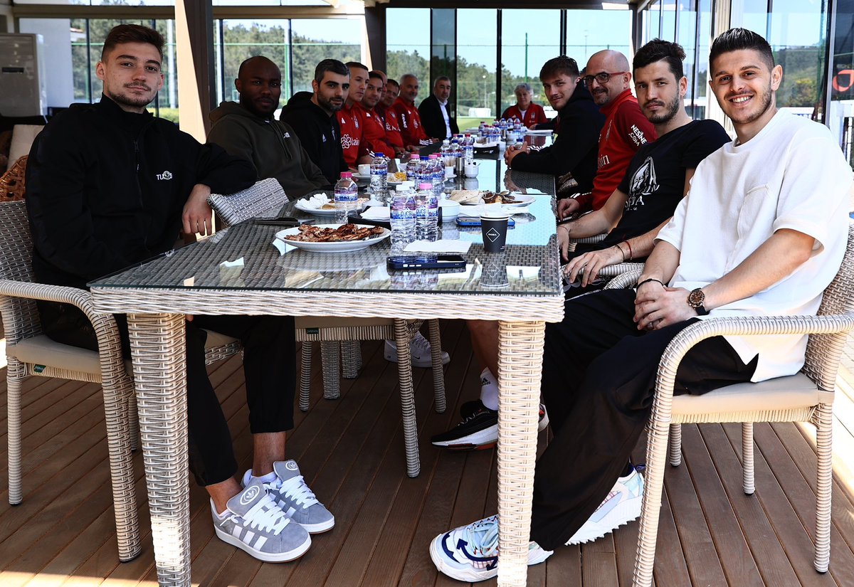 📸Samet Aybaba, Beşiktaş'ın bugün Nevzat Demir Tesisleri'nde gerçekleştirdiği antrenman sonrasında futbolcularla, yemekte bir araya geldi.