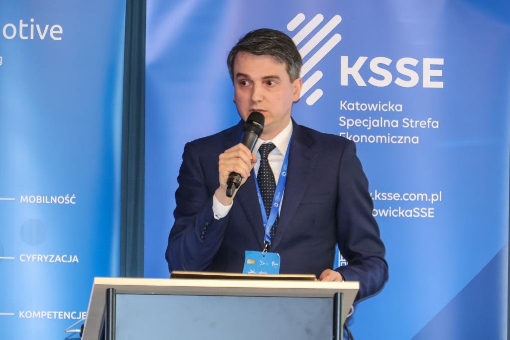 KatowickaSSE's tweet photo. 📢 Zgromadzenie Członków Klastra @KlasterSAAM
koordynowanego przez @KatowickaSSE w #NovotelKatowiceCentrum.📈 Potencjał Klastra SA&AM to już ponad 220 podmiotów i instytucji. Podczas corocznego Zgromadzenia podsumowaliśmy działania Klastra SA&AM zrealizowane wspólnie z Państwem w ubiegłym roku i opowiedzieliśmy o planach związanych z nowymi usługami i projektami, które przed nami. #Duma
📊 W części oficjalnej, branżowi eksperci zarysowali obraz zmian jakie czekają przemysł motoryzacyjny oraz przestawili wyniki najnowszej edycji badania Global Automotive Executive Survey (@KPMGPoland).
➡️ „Zero” wymaga – wyzwania przemysłu motoryzacyjnego - prezentację w tym temacie przedstawił Luk Palmen, Manager ds. Innowacji i Kooperacji Klastra SA&AM.
➡️ "Global Automotive Executive Survey" - wyniki 24 edycji badania KPMG, przedstawił Przemysław Szywacz, Partner, Lider doradców dla branży motoryzacyjnej KPMG w Polsce.