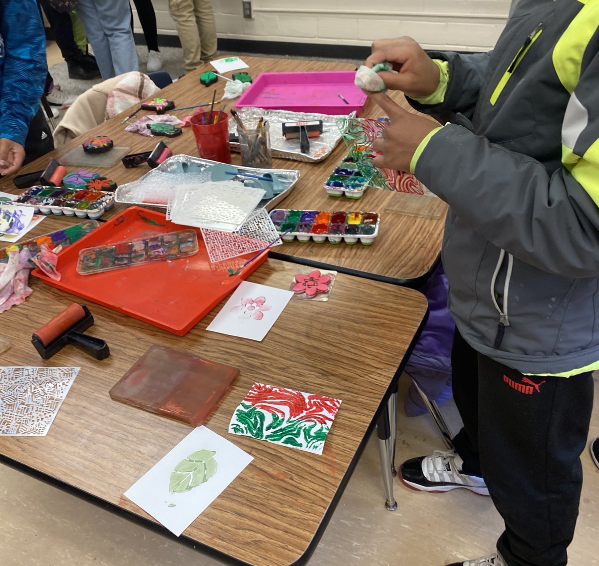 lps_visualart's tweet image. West Lincoln creative thinkers and makers, explore the endless ways they can use printmaking. Learning collaboratively from both Mr Mlady and other students rated high in their reflection. This opportunity was made possible with the support of the NDE, NAC and the NCE.