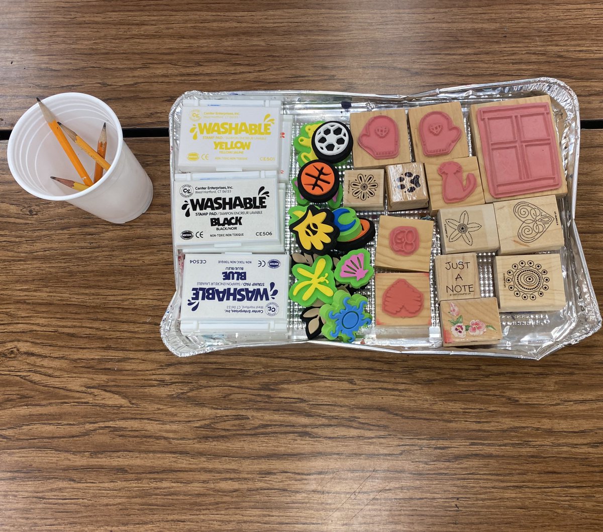 lps_visualart's tweet image. West Lincoln creative thinkers and makers, explore the endless ways they can use printmaking. Learning collaboratively from both Mr Mlady and other students rated high in their reflection. This opportunity was made possible with the support of the NDE, NAC and the NCE.