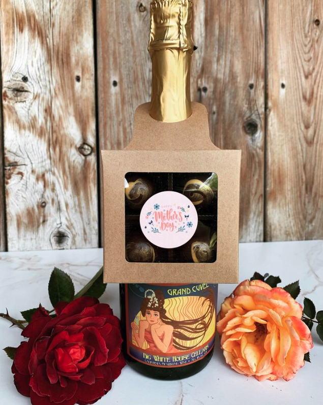 Bluebirds Chocolate collaborated with local wine maker to create this exquisite Mother's Day gift. They used our Kraft Wine Bottle Hanger Gift Box to tie it all together.

#WineAndChocolate #WineGifts #ChocolateGifts #Mother'sDayGifts #GiftsforMom #WineLovers #ChocolateLovers