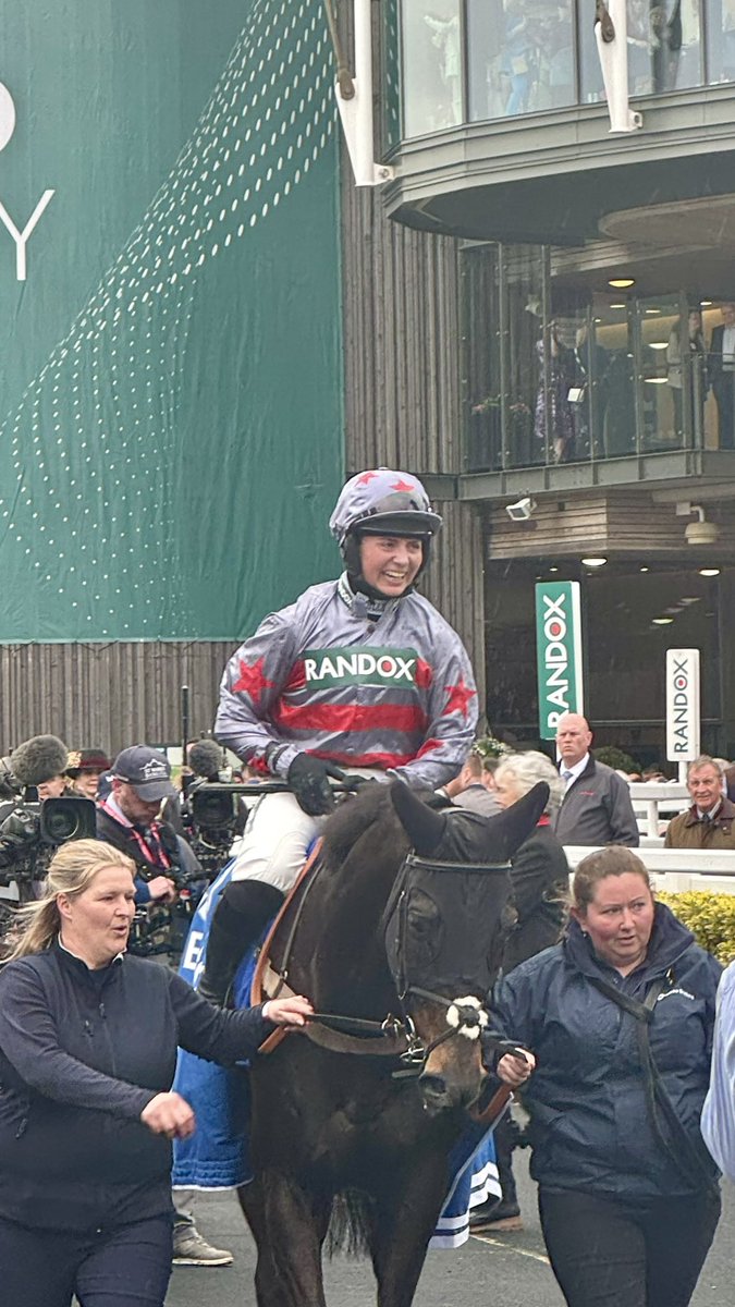 A sublime round of jumping from SANS BRUIT under Bryony Frost secures victory for @PFNicholls in the Red Rum Handicap Chase!