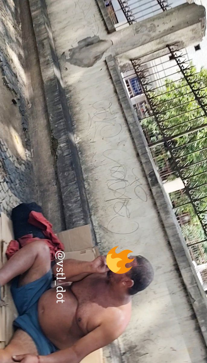 vstl_dot's tweet image. 1/2 Putaria é igual ímã, atraí! Tô passando de boas na rua, vi esse macho: um coroa parrudo, barriga de shop, vestindo um short, que do outro lado da calçada deu pra catar um pedacinho da cabeça da rola dele. Tesão bateu na hora! Atravessei e fui conferir de perto #MachoNarural