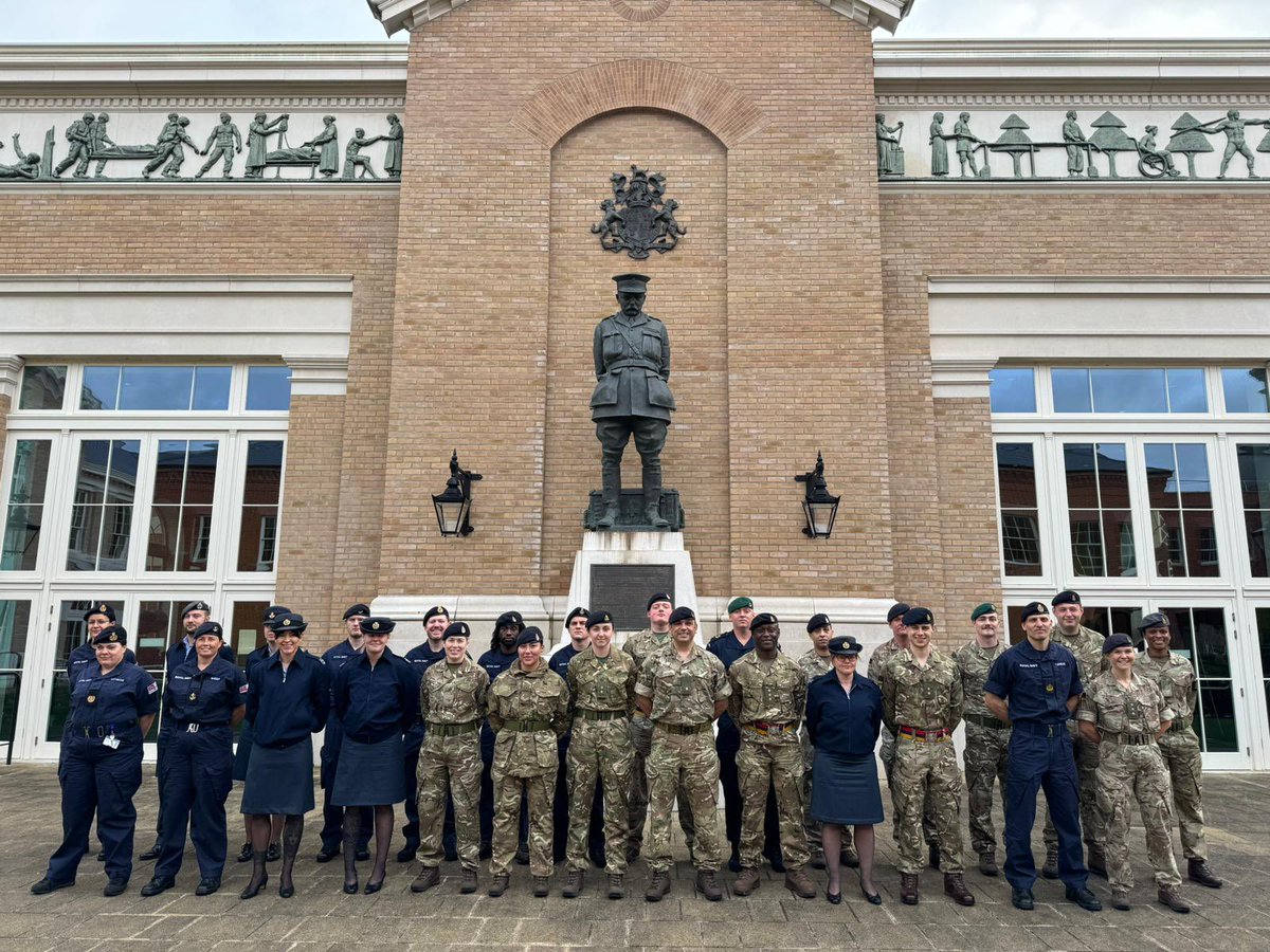 @RCDM ODP’s, Radiographers, Biomedical Scientists, Physiotherapists & Pharmacists have visited @dms_dmrc They received a tour of the site facilities and briefs highlighting the capability and breadth of services delivered by our Role 4 sister unit. Thanks for a great visit