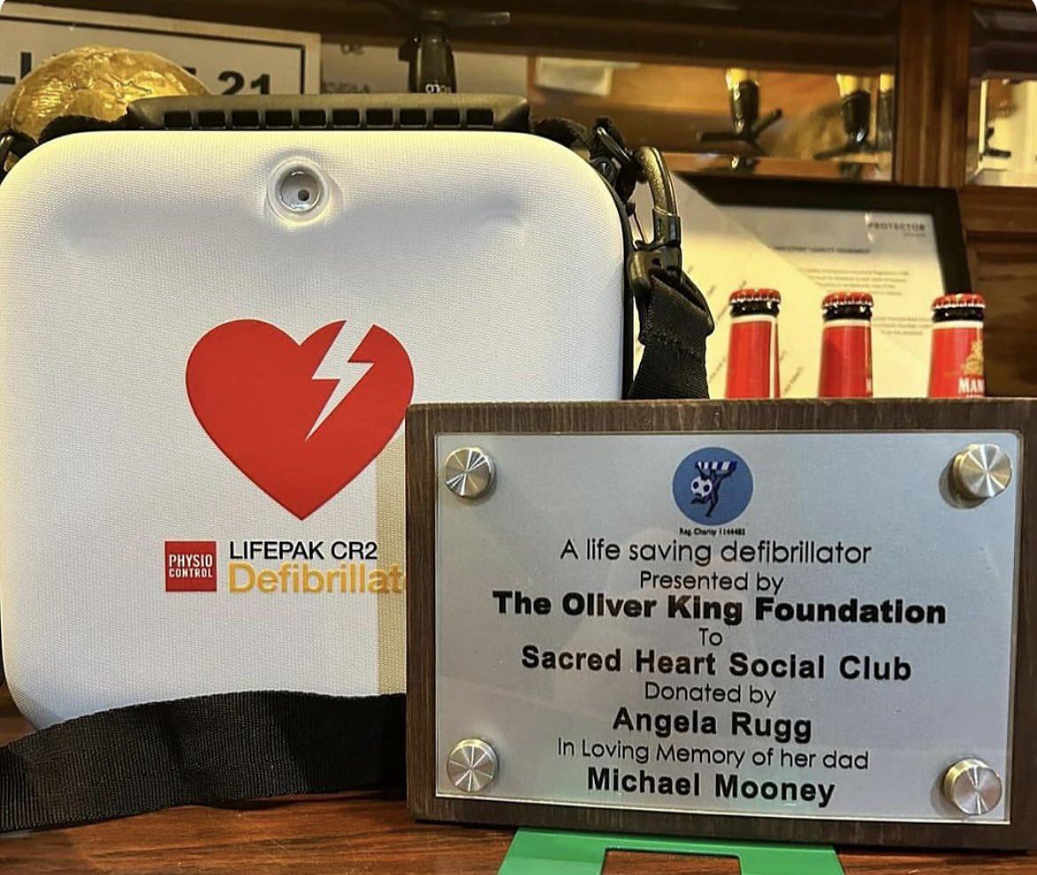 Margie from Sacred Heart Social Club in Kirkby, Liverpool, receiving their defibrillator after staff training 👏🏼 This is the 3rd defibrillator & training package donated by Angela Rugg In loving memory of her dad Michael Mooney 🙏💙