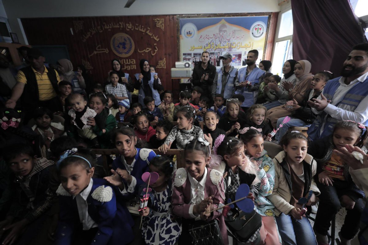 Children in📍#Gaza deserve to smile On occasion of Eid Al Fitr, @UNRWA teams implemented “Smile of Hope” initiative to spread happiness among displaced children in #Rafah We distributed gifts & organized activities so children experience the joy they're used to celebrating Eid.