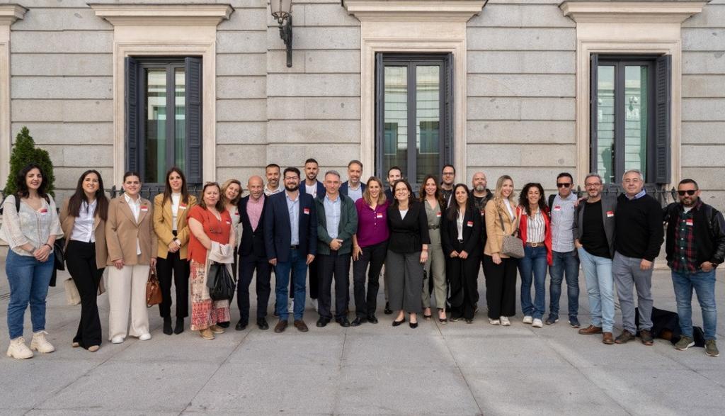 Hoy he acompañado a cargos públicos de @IzquierdaUnida de la Sierra de Cádiz y de la Janda en la presentación de una iniciativa en el Congreso para acabar con los cortes de luz que sufren. @sumar trabaja para garantizar el derecho a un suministro eléctrico de calidad.