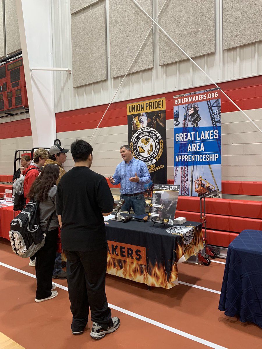 Absolutely awesome seeing all of the great opportunities for our students at the College and Career Fair today! Very thankful for everyone who was able to come and meet with our students! @VoelzJames @MitchanerNPHS @MooreNPJH @BurkNPHS