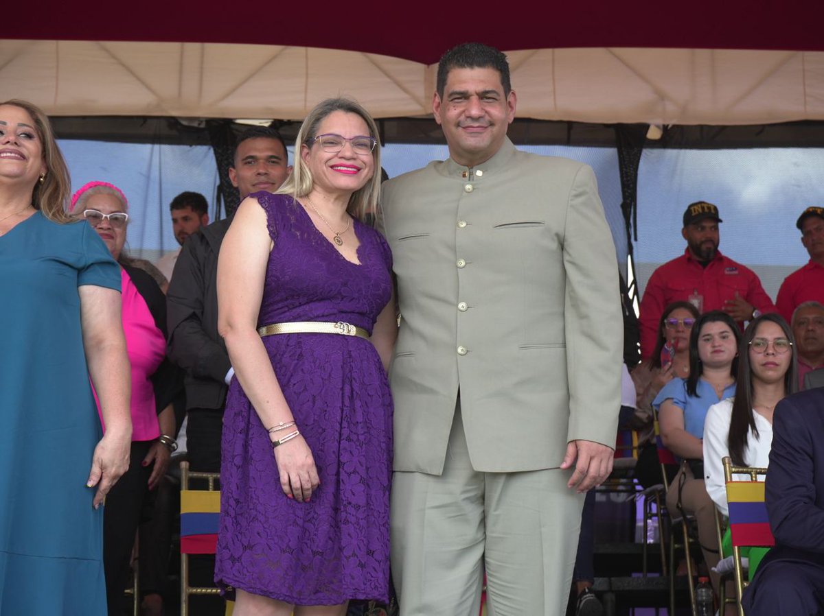 Y con las maravillosas notas del Gloria al Bravo Pueblo comienza el magno desfile cívico-militar de este día de orgullo guayanés, de la celebración de nuestra octava estrella.

#RebeldíaAntiImperialista #11A #11Abril 
<a href="/NicolasMaduro/">Nicolás Maduro</a> <a href="/delcyrodriguezv/">Delcy Rodríguez</a> <a href="/amarcanopsuv/">Ángel Marcano</a>