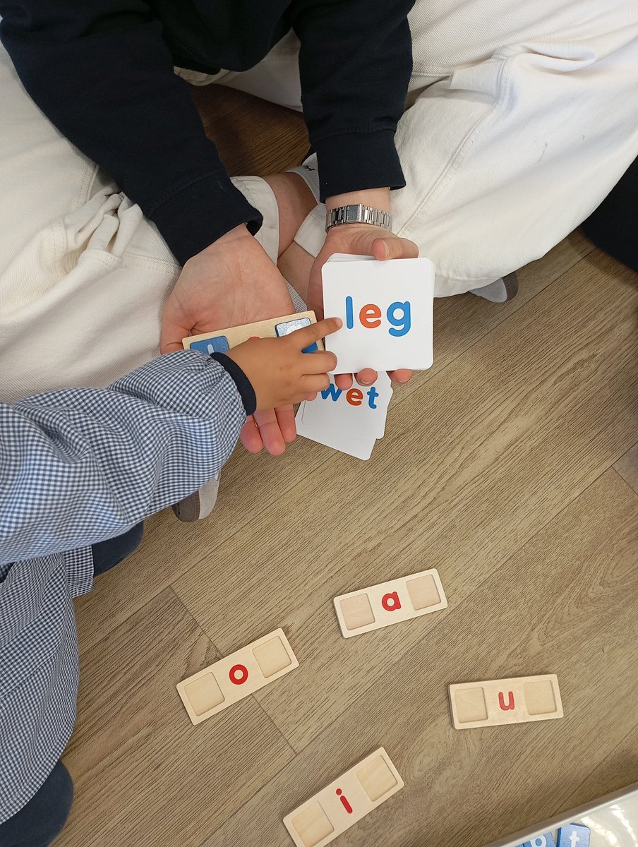 CofinoAngela's tweet photo. Pre-Primary 4 year-olds consolidating their blending with wooden tiles.
@ColeParqueIn 
#phonicsplayandlearn https://t.co/cpGUyTOXi4