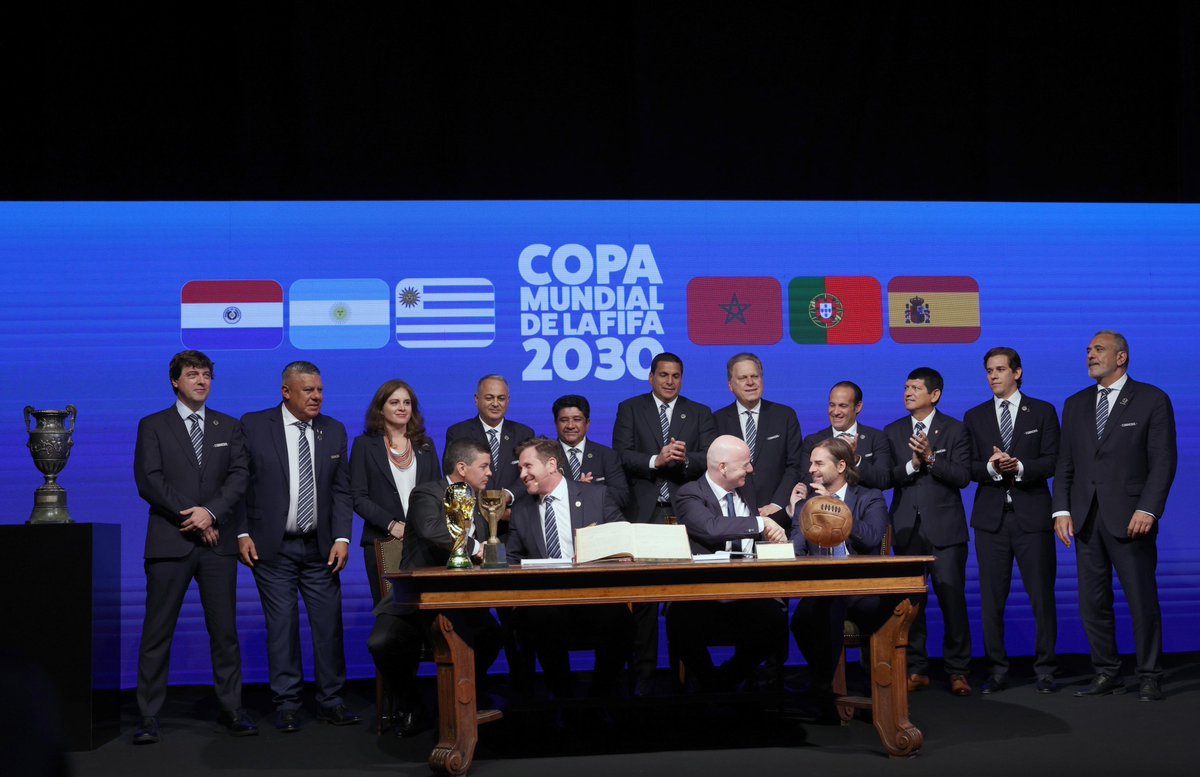 ✍️ Firma oficial del acta de realización del Mundial de la FIFA 2030, legado que quedará en la historia del fútbol sudamericano. 👏⚽ #CreeEnGrande | #CongresoCONMEBOL