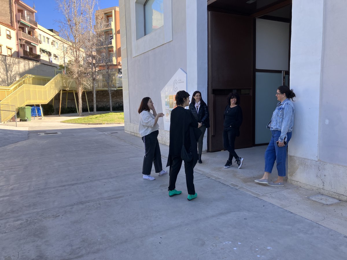 ConsorcioMuseos's tweet photo. 👥 Primeras #studiovisits #CulturaResident donde artistas y personas vinculadas al programa comparten herramientas y puntos de vista con las residentes.
Con la visita de Eva Doménech (actividades y programa del #CMCV) y #GrandezaStudio y Daniel Tomàs, jurados de esta edición. https://t.co/lxOzgLsoGN