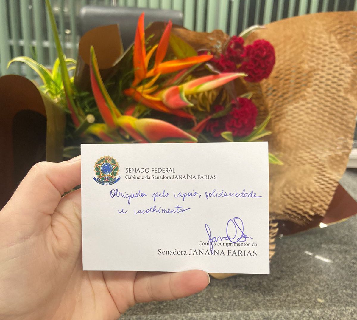 Ontem, recebi esse carinho em forma de mimo da senadora @JanainaFariasCe, que foi vítima de misoginia. Reitero todo o apoio e solidariedade da nossa bancada feminina. Estamos ao seu lado! 🫶🏽