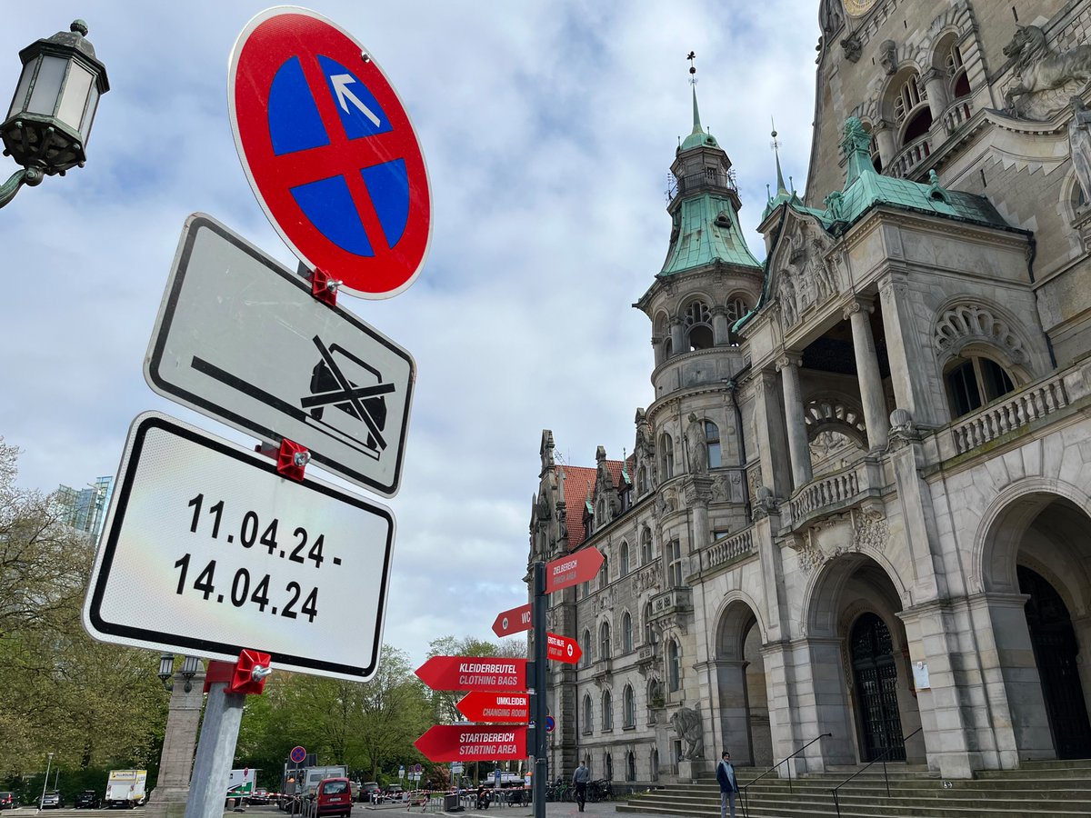 Zum <a href="/Marathon_HAJ/">ADAC Marathon Hannover</a> am Sonntag sind zahlreiche Straßen in Hannover gesperrt. Entlang der Laufstrecke gilt ein generelles Halteverbot. Wer die gesperrte Laufstrecke überqueren muss, kann das an eingerichteten Durchlassstellen tun. Alle Infos dazu 👉 hannover.de/Service/Presse…