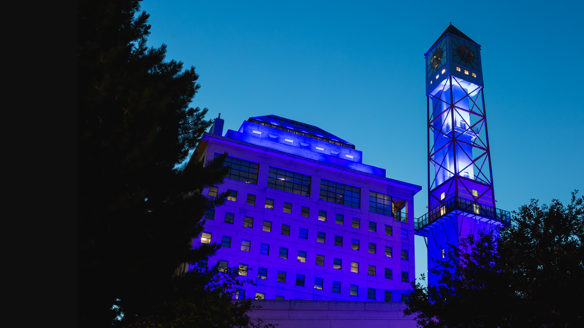 Tonight, we are lighting the #Mississauga Civic Centre clock tower blue for World Parkinson’s Awareness Day. #WorldParkinsonsDay2024 #CanadaLightsUpBlueForParkinsons #StandUp2Parkinsons #Passion4Parkinsons