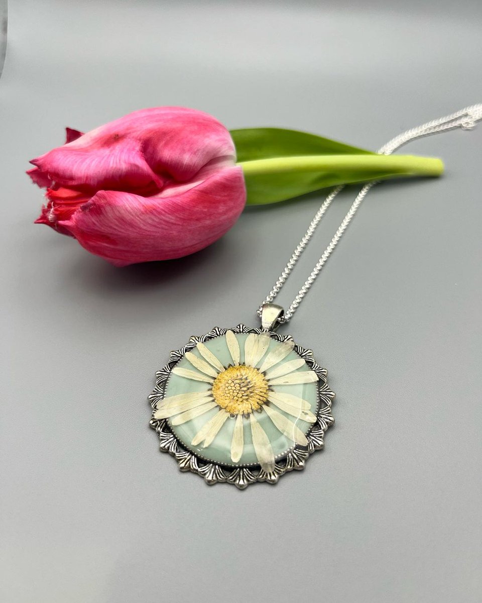 Wisedry_'s tweet image. "Delicate and intricate dried flower necklace created by the talented artist @frances.theflowerstudio 🌸✨ #HandmadeJewelry #FloralFashion #UniqueArtistry #NatureInspired #AnneOriginals#womanart #womanmade #pressesflowers #pressflower #doityourself