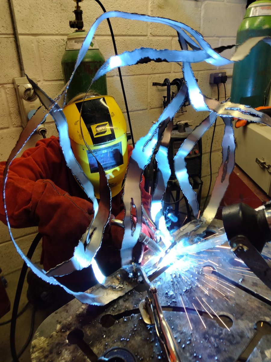 Metal #courses this summer at LSW 😎 Drawing with Steel shorturl.at/iBP01 Welding for Artists shorturl.at/oFJOX Introductory Welding for Artists shorturl.at/jzHLS Get in touch with any questions, so many fabulous options!