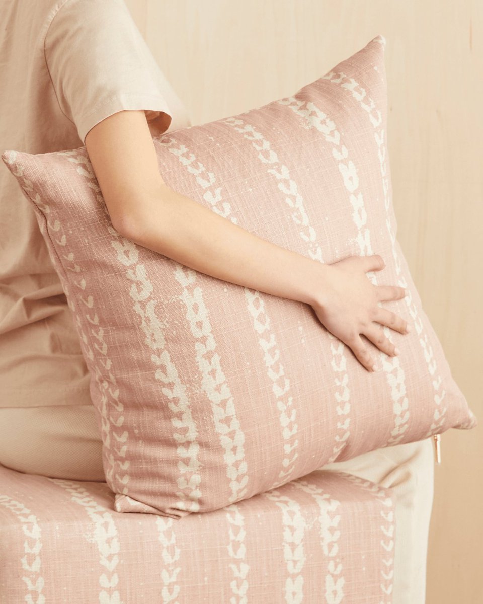 pillowpia's tweet photo. Adorn your home with our bestselling Vines Pillow in Blush – a vision of softness and style. Featuring a cheerful yet sophisticated blush tone on durable Belgian linen, it's the perfect chic touch for any room.

Visit us https://t.co/CJYksWwzJl https://t.co/bJtgJhVBPr