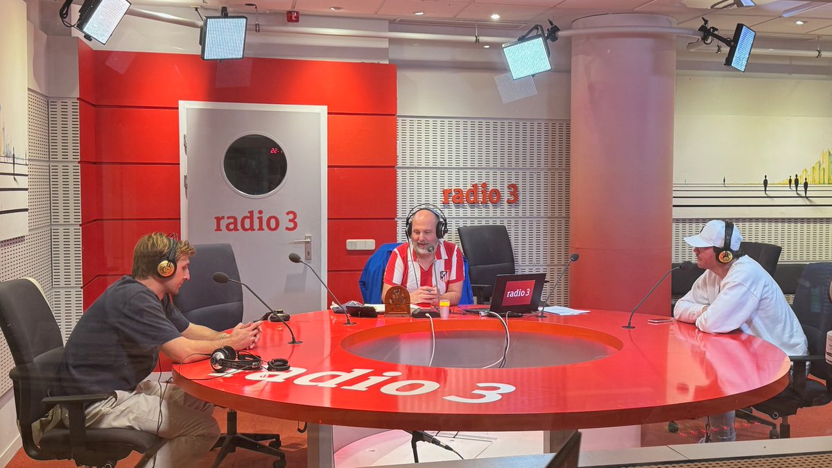 En otro orden de cosas, ayer me fui con el majo de Sam Outlaw también a @radio3_rne para hablar de su nuevo trabajo, 'Terra Cotta', y de esta gira de cuatro conciertos que comienza hoy en Madrid. 🎙️ rtve.es/play/audios/qu…