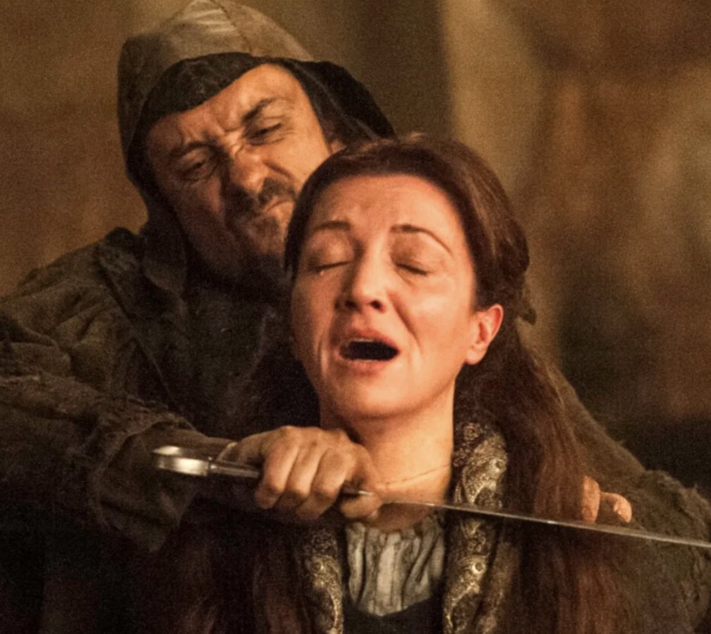 KingTargaryenn's tweet photo. 1. LADY CORAZÓN DE PIEDRA: 

Entre los muchos personajes de los libros que no aparecen en la serie, este ha sido probablemente el más añorado por los fans de Martin. En el epílogo de la intensísima tercera novela, Tormenta de espadas, los lectores se llevaban una última gran sorpresa: Catelyn Stark, a la que los Frey degollaron en la impactante Boda Roja, seguía viva.

Después de morir asesinada, junto a su hijo y todos los banderizos norteños, el cadáver de Catelyn fue arrojado al río. Thoros de Myr encontró su cuerpo. Es Beric Dondarrion quién da su vida por revivir a Cat.

Con el sobrenombre de Lady Corazón de Piedra, la garganta cortada y un aspecto de muerto viviente, la nueva Catelyn, acompañada por los bandidos de la Hermandad sin Estandartes, se dedica a ejecutar a todos los enemigos y traidores con los que se encuentra.