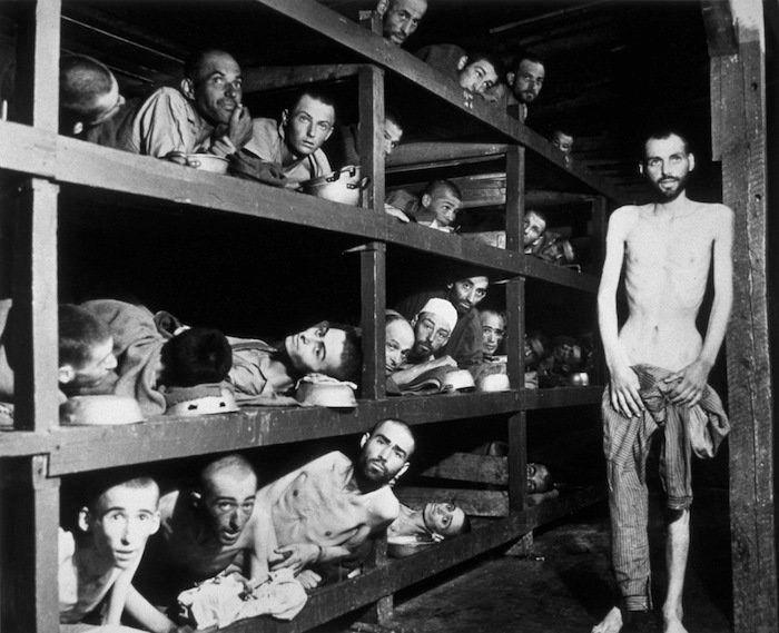 #TalDíaComoHoy en 1945 fue liberado el campo de concentración de Buchenwald Allí se tomó esta fotografía, una de las más expuestas a la hora de hablar de los horrores del nazismo y las condiciones de vida de los prisioneros en los campos de concentración