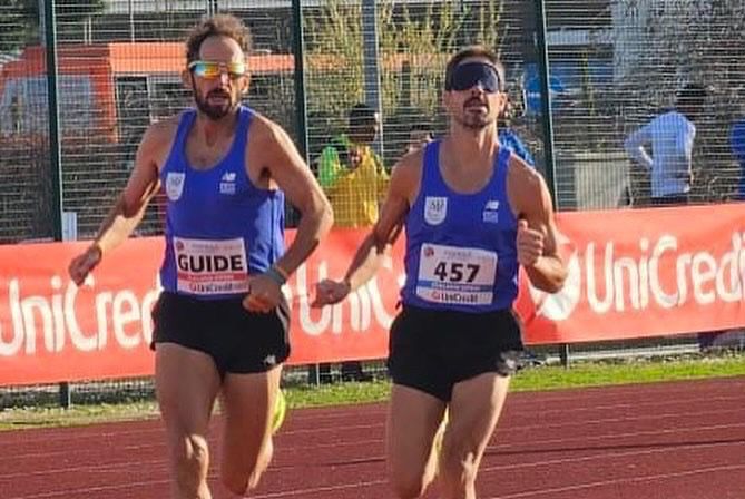 🇺🇾 El atleta ciego Daniel Davriuex junto a su entrenador guía Mariano 'Chino' Battaglia, participaron en dos etapas de la Serie Mundial de Para Atletimso con grandes resultados. ✅️ Batió dos récords nacionales en Joselo (Italia). ➡️ 1500 mts con 4:43.11 ➡️ 5000 mts con…