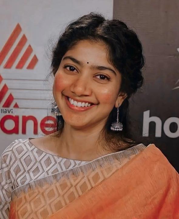 Seeing you smile makes me happy My queen @Sai_Pallavi92 😍 #SaiPallavi