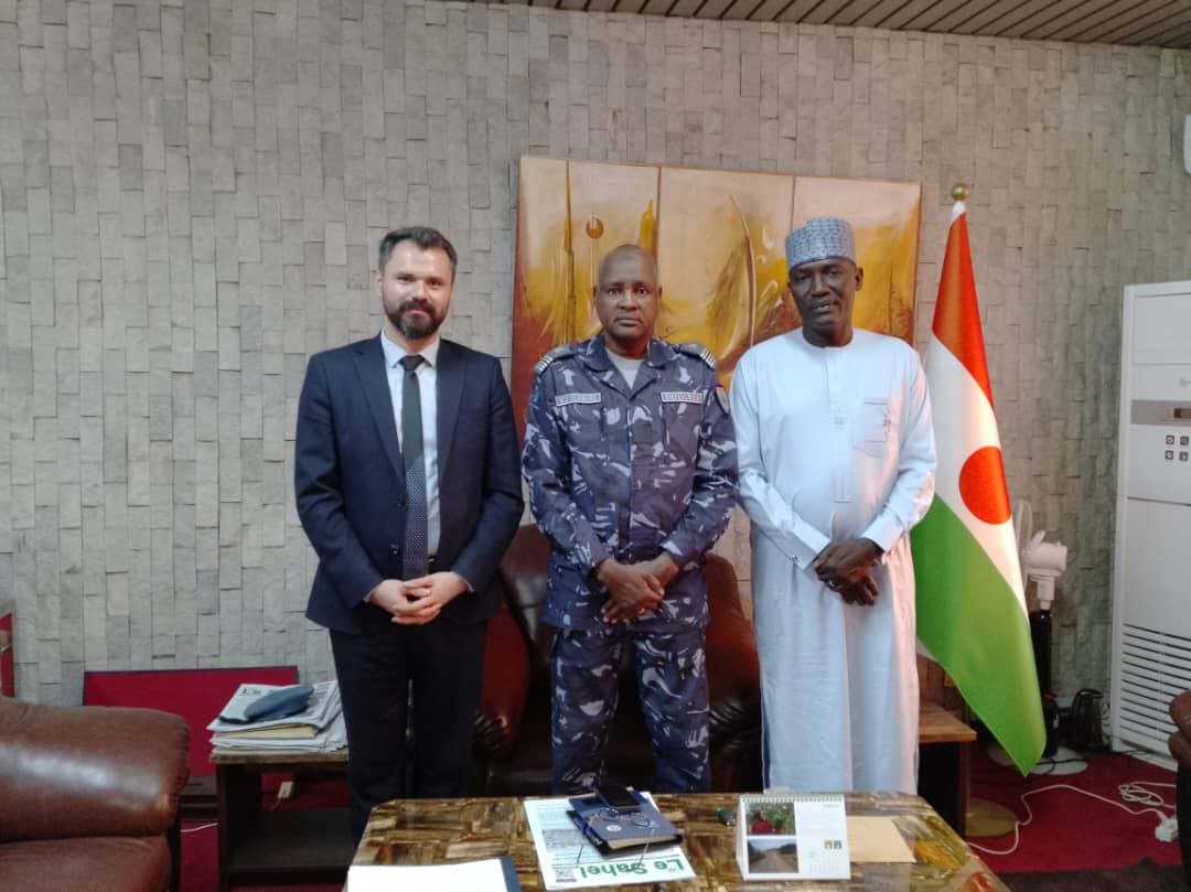 TİKA Niamey Program Koordinasyonu Ofisi, Nijer Tarım ve Hayvancılık Bakanı Sn. Mahaman Elhadj OUSMANE'ye ziyarette bulundu. Görüşmede TİKA'nın tarım ve hayvancılık alanındaki faaliyetleri ve olası işbirliği imkanları ele alındı.
