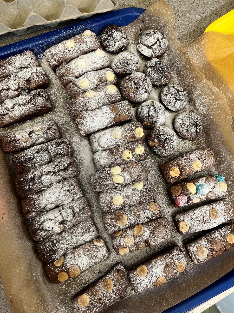 Check out these delicious brownies our Young Chefs made brownies today at Hackney Marsh Adventure Playground! 😋 Our chef facilitators work with young people aged 11-16 across community settings in Hackney, introducing young people to a professional kitchen. @younghackney