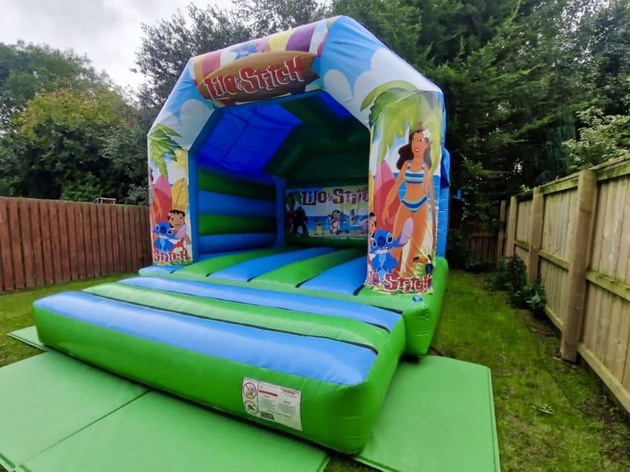 🌟🏰Exciting news! Introducing the Lilo &amp; Stitch themed #bouncy #castle with a built-in rain cover by #LeisureTimeNorthEast, now available for hire in #Teesside! 🌧🎉

 Book online at: ow.ly/uGcT50Refaf and bring some #Disney magic to your event! 🌺🌴 #LiloAndStitch
