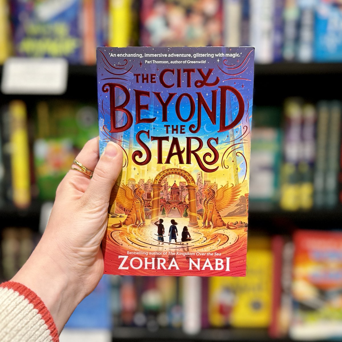 The City Beyond The Stars, @Zohra3Nabi 's spellbinding sequel to former Children's #BOTM, finds Yara adrift once more in a world of magic, intrigue and dangerous jinn as she desperately attempts to rescue her mother from the clutches of the alchemists: bit.ly/3xy5POK