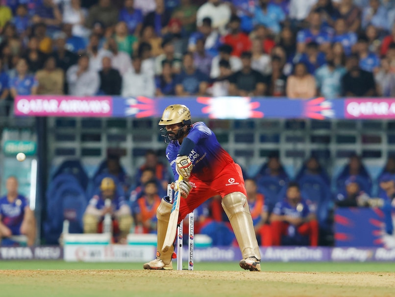 मानना पड़ेगा भाई 🫡🔥 38 साल की उम्र में इनके सामने सारे गेंदबाज फैल. 🤷🏻‍♂️ What a finisher Dinesh Karthik 👑💯 #MIvsRCB #IPL2024 #mipaltan