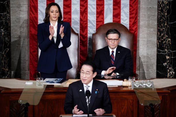 .@VP Harris arrived for an address by Japanese Prime Minister Fumio Kishida at the U.S. Capitol. 🇺🇸 📸: by Anna Moneymaker, Win McNamee, & Chip Somodevilla.