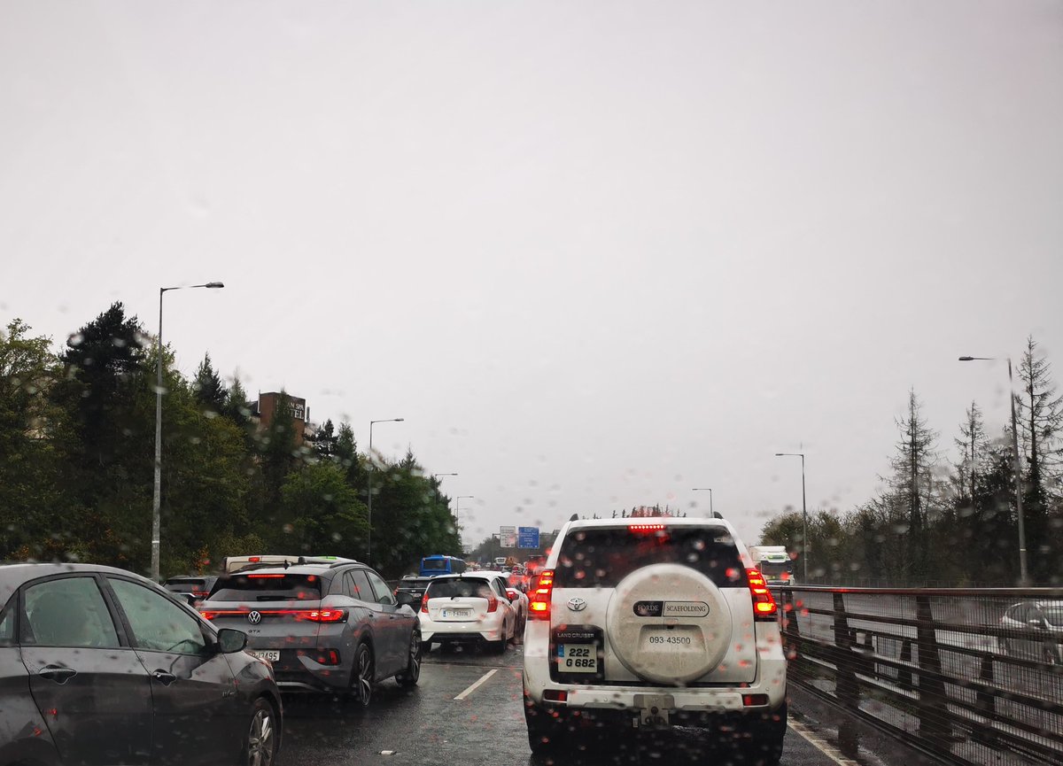 N4 going west, 2 hours to get to Spa Hotel from City Center. Going nuts @GardaTraffic @aaroadwatch @DubCham @drivetimerte