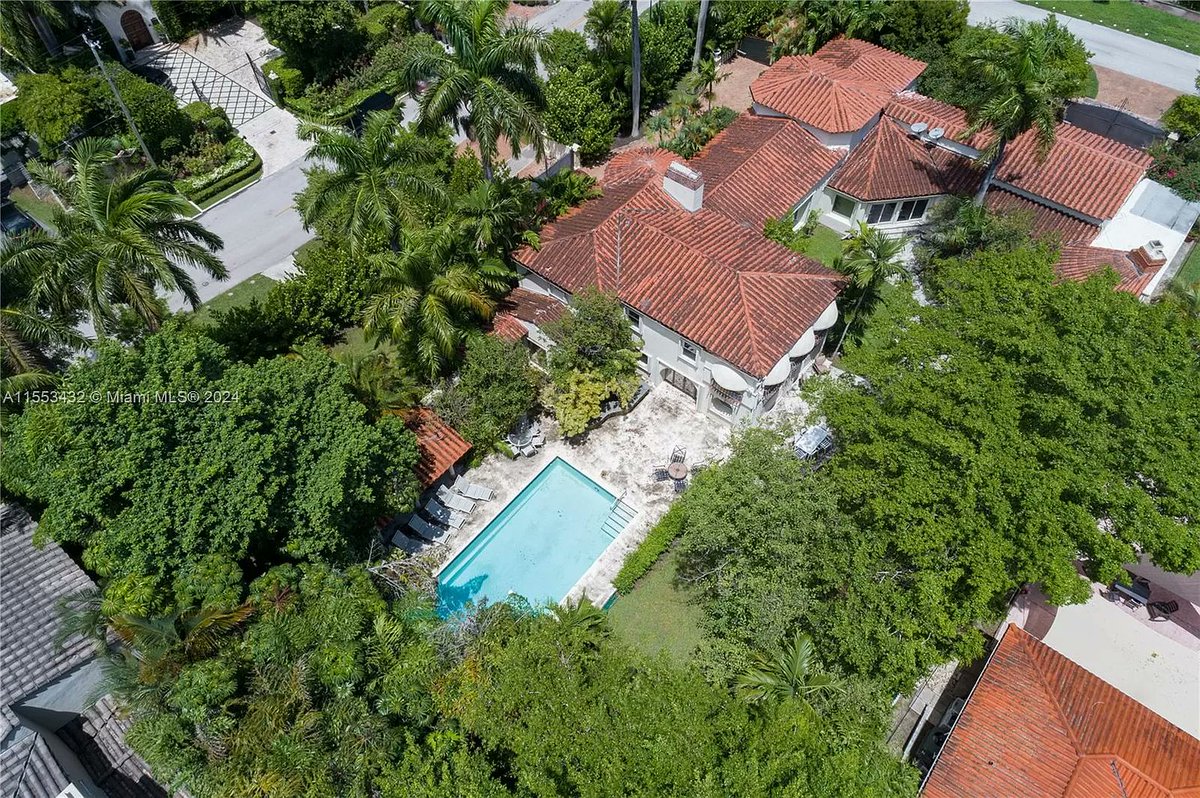 🌴 I'm throwing a 'tech' mansion party in Miami tonight. Join other tech founders, operators, and investors for cocktails and bites at a stunning mansion in Miami Beach. 👉 Comment or DM for an invite!